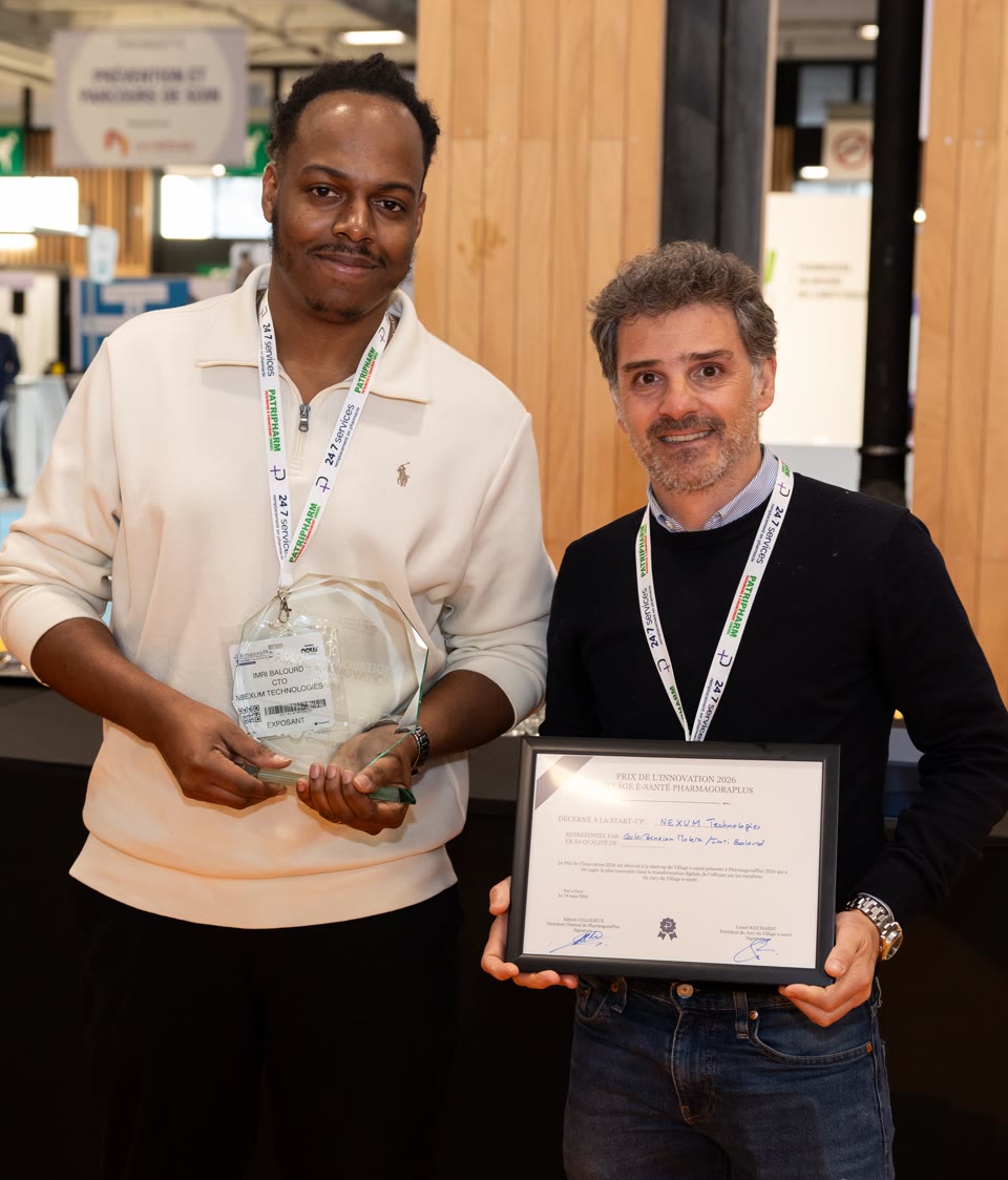 Remise du Prix de l'Innovation PharmagoraPlus 2026 à l'équipe Nexum, trophée et diplôme en main