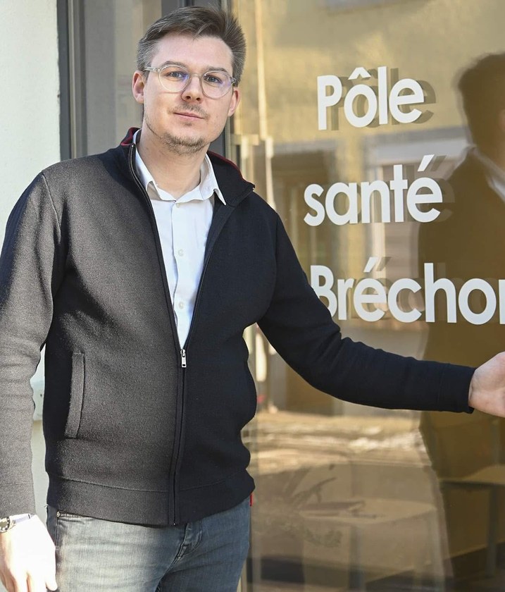 Aurélien Martin, pharmacien titulaire, devant sa pharmacie à Montigny-lès-Metz